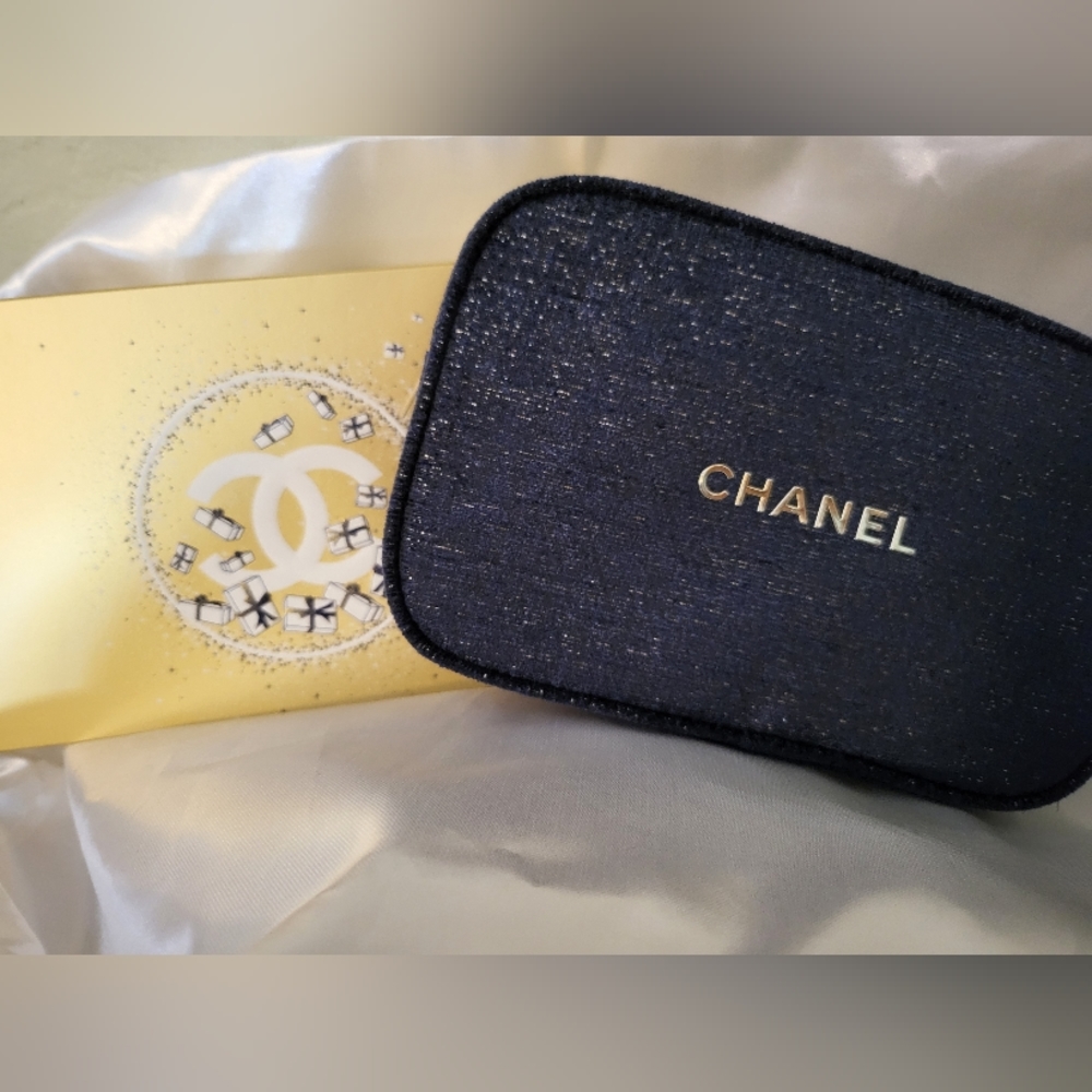 CHANEL EYE ESSENTIALS SET BAG